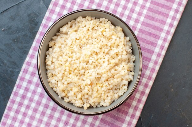 Vista superior cebada perlada cocida, comida dietética, arroz con cereales