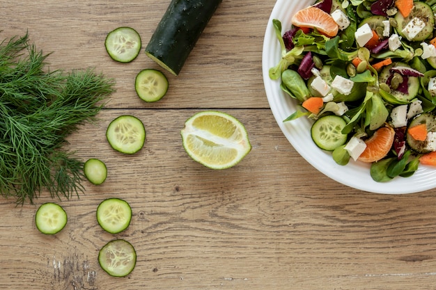 Vista superior de cebolla verde y pepino para ensalada