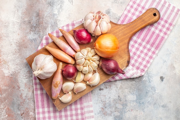 Vista superior de cebollas y ajos ingredientes frescos para comida