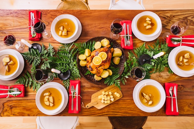 Vista superior de cena de navidad con platos de sopa