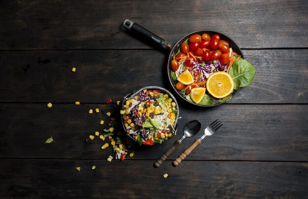 Vista superior de cena saludable con un tenedor y una cuchara