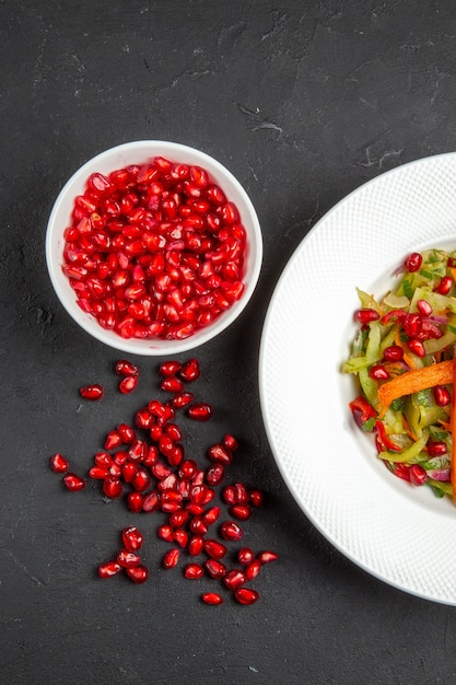 Foto gratuita vista superior de cerca ensalada de verduras de granada de semillas de granada