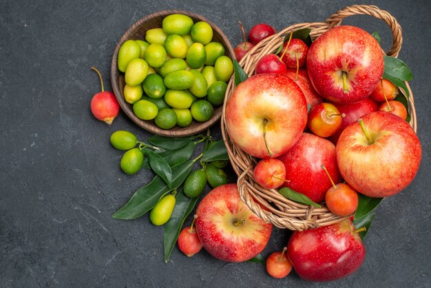 Vista superior de cerca frutas las apetitosas granadas cerezas nectarinas manzanas cítricos