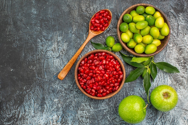 Vista superior de cerca frutas manzanas y cítricos en el tazón de semillas de granadas