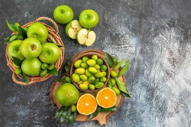 Vista superior de cerca manzanas cesta de frutas cítricas manzanas el tablero con diferentes frutas cítricas