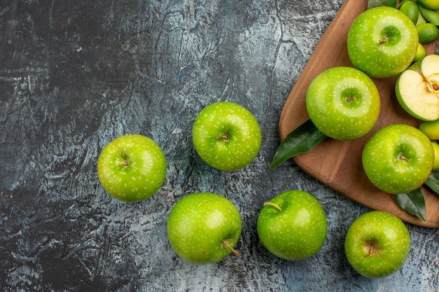 Vista superior de cerca manzanas manzanas verdes cuchillo en la tabla de cortar