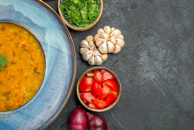 Vista superior de cerca sopa de lentejas una apetitosa sopa de lentejas hierbas ajo tomates cebollas