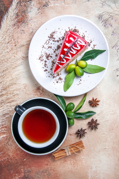 Vista superior de cerca una taza de té canela anís estrellado negro taza de té plato de pastel