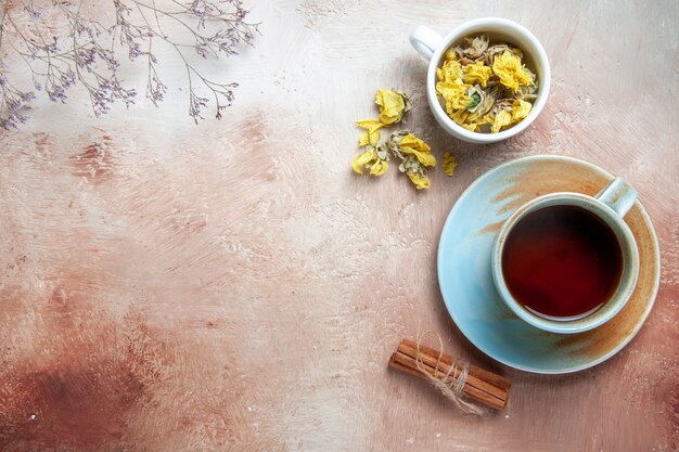 Vista superior de cerca una taza de té una taza de té canela en rama hierbas