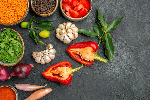 Vista superior de cerca verduras lentejas ajo hierbas cítricos con hojas especias tomates pimienta