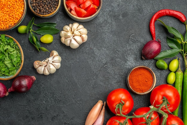 Vista superior de cerca verduras lentejas cebollas ajo pimientos picantes hierbas especias tomates