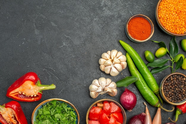 Foto gratuita vista superior de cerca verduras lentejas hierbas especias cebolla ajo pimiento picante tomates pimientos