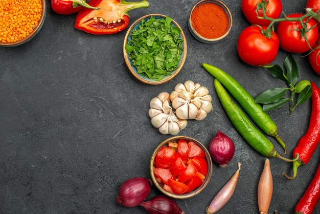 Vista superior de cerca verduras lentejas en un tazón de especias coloridas verduras