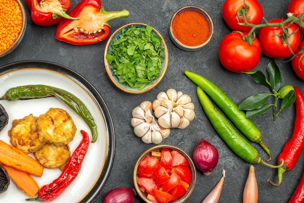 Vista superior de cerca verduras lentejas en un tazón de fuente coloridas especias verduras plato de pimientos setas