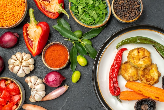 Vista superior de cerca verduras verduras especias hierbas cítricos plato de setas pimientos picantes