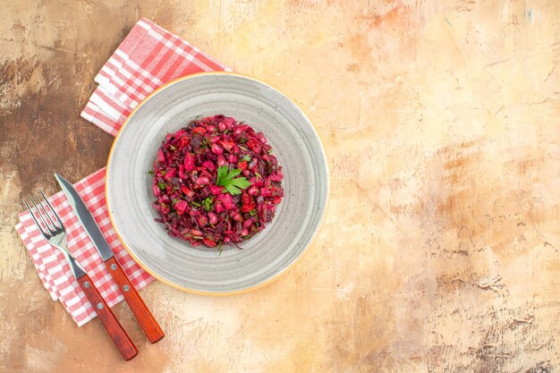 Foto gratuita vista superior cercana del plato de una ensalada roja sobre un fondo de madera