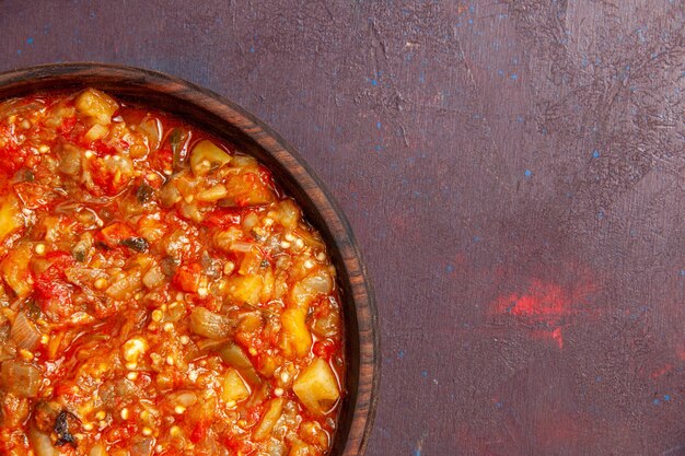 Vista superior cercana sabrosa comida de salsa de verduras cocidas con verduras en rodajas sobre fondo oscuro comida salsa sopa cena comida