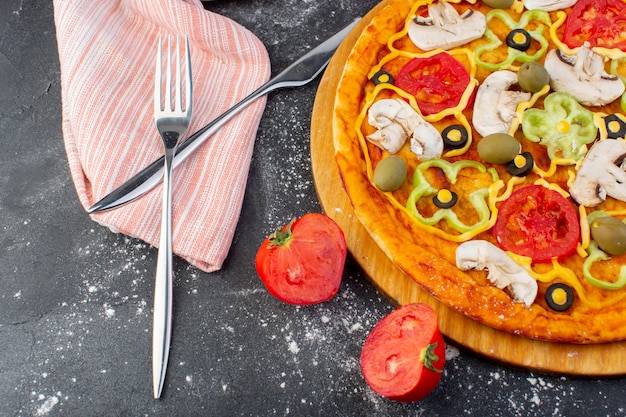 Foto gratuita vista superior cercana sabrosa pizza de champiñones con tomates rojos aceitunas verdes champiñones con tomates frescos por todo el escritorio oscuro masa de pizza comida italiana