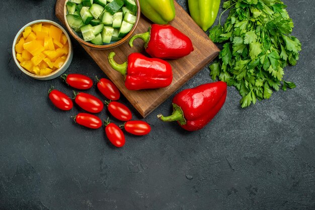 Vista superior cercana del soporte de la placa con verduras sobre fondo grisáceo oscuro