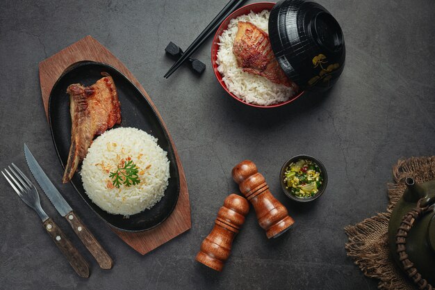 Foto gratuita vista superior de cerdo asado y arroz cocido