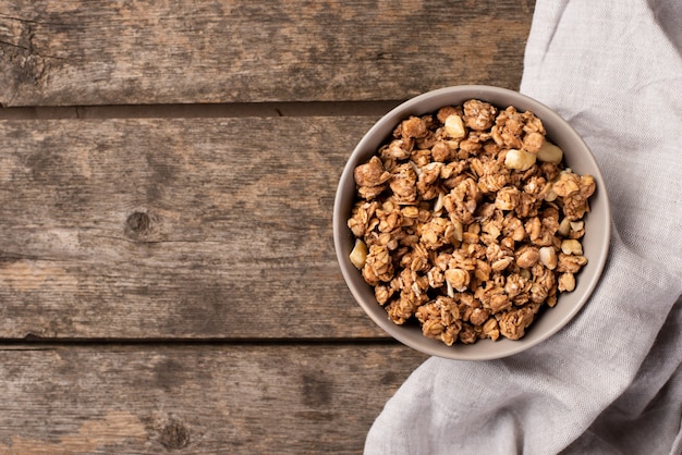 Vista superior del cereal de desayuno en un tazón con espacio de copia