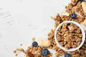 Foto gratuita vista superior del cereal de desayuno en un tazón con nueces y arándanos