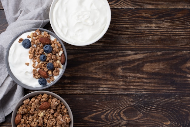 Foto gratuita vista superior del cereal de desayuno con yogur y arándanos