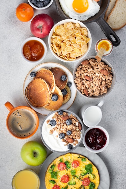 Vista superior de cereal con tortilla y panqueques para el desayuno