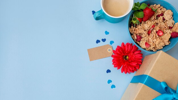 Vista superior de cereales para el desayuno con flores y espacio de copia