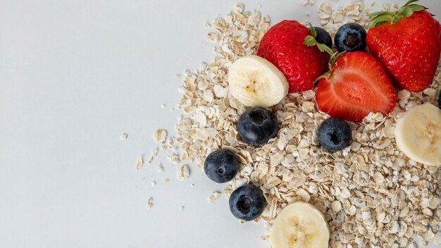 Vista superior de cereales para el desayuno con frutas y espacio de copia