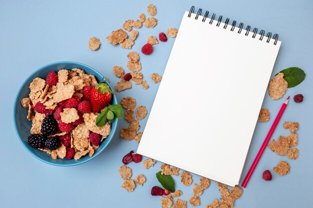 Vista superior de cereales para el desayuno con portátil