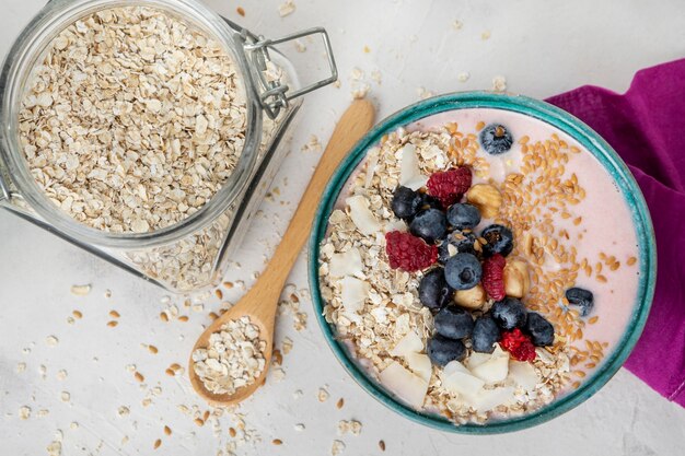 Vista superior de cereales para el desayuno en un tazón con cuchara y frutas