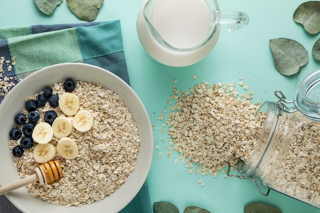 Foto gratuita vista superior de cereales para el desayuno en un tazón con leche y frutas