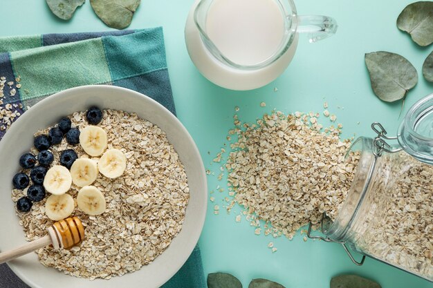 Vista superior de cereales para el desayuno en un tazón con leche y frutas