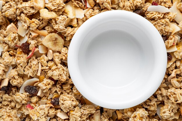 Vista superior de cereales para el desayuno con tazón vacío