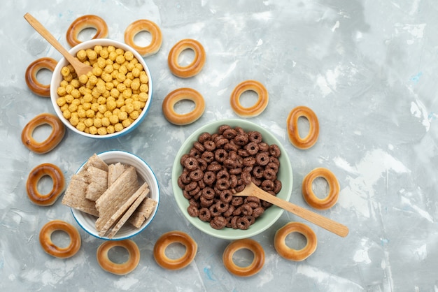 Foto gratuita vista superior de cereales y galletas dentro de platos en azul, crujiente cereal de galleta