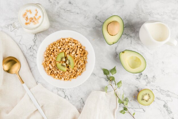 Vista superior de cereales con yogurt y aguacate