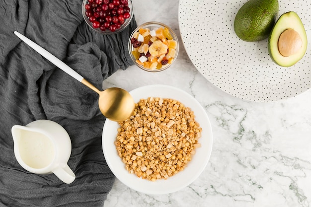Vista superior de cereales con yogurt y frutas