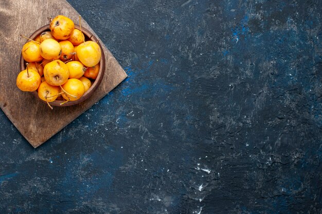 Vista superior de cerezas amarillas frescas frutas dulces maduras en escritorio oscuro, fruta cereza dulce fresca suave