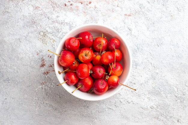 Vista superior cerezas dulces frutas frescas y suaves en superficie blanca cereza fruta frescura jugosa suave