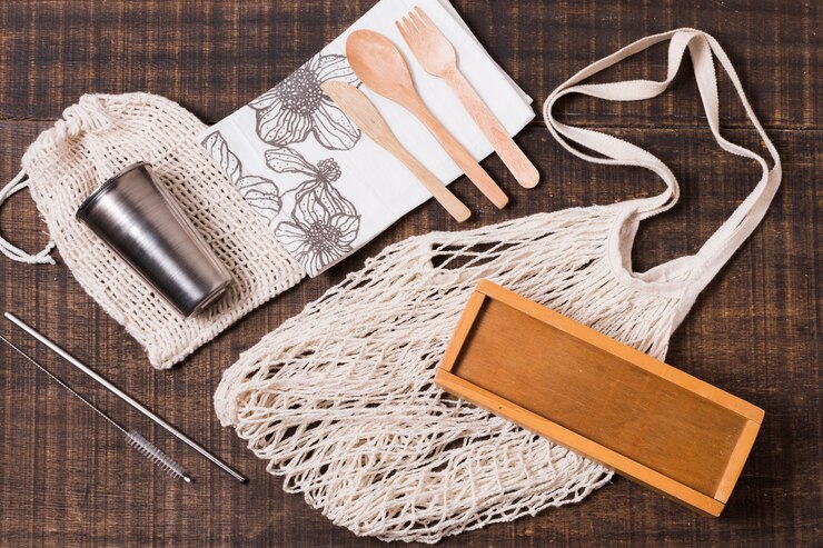 Foto gratuito vista superior cero productos de desecho sobre fondo de madera