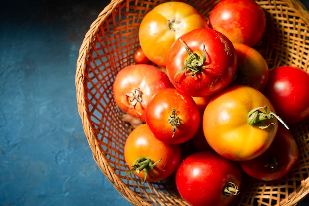 Vista superior cesta llena de deliciosos tomates