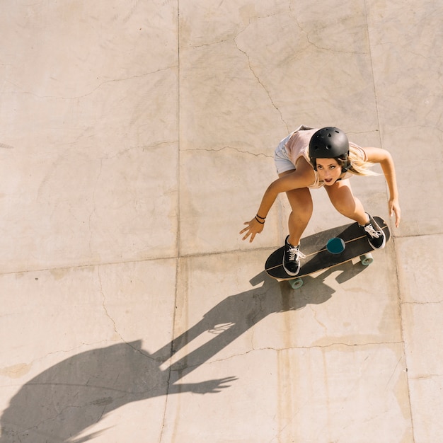 Vista superior de chica skating