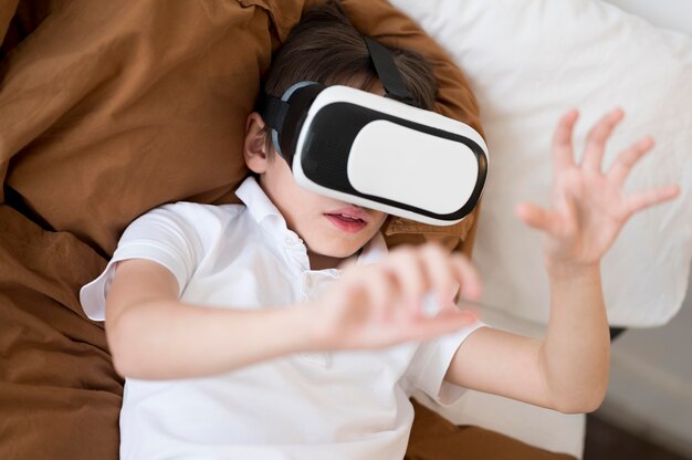 Vista superior chico con casco de realidad virtual