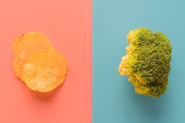 Vista superior chips y brócoli