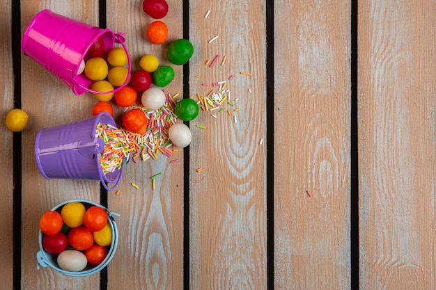 Vista superior de chispitas de colores y dulces dispersados de pequeños cubos