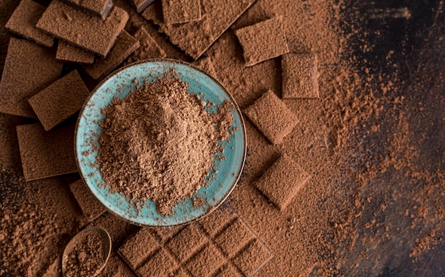 Vista superior de chocolate con cacao en polvo