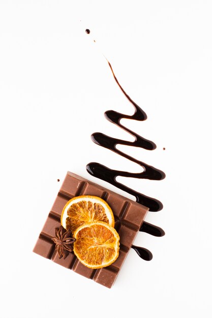 Vista superior de chocolate con naranja
