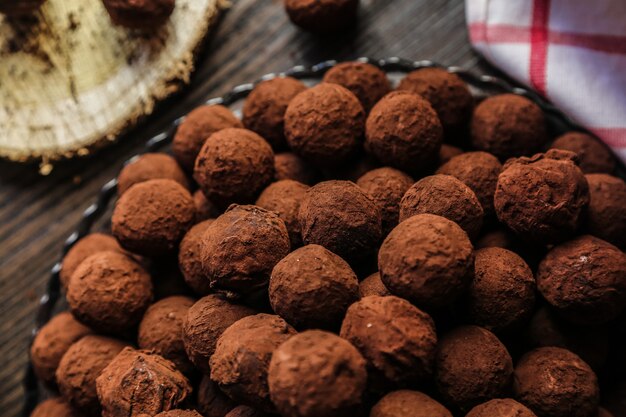 Vista superior de chocolates en cacao en un plato