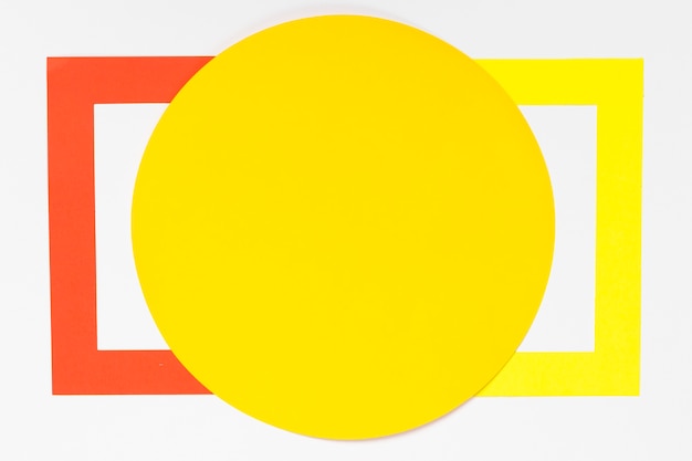 Vista superior círculo amarillo con formas geométricas coloridas